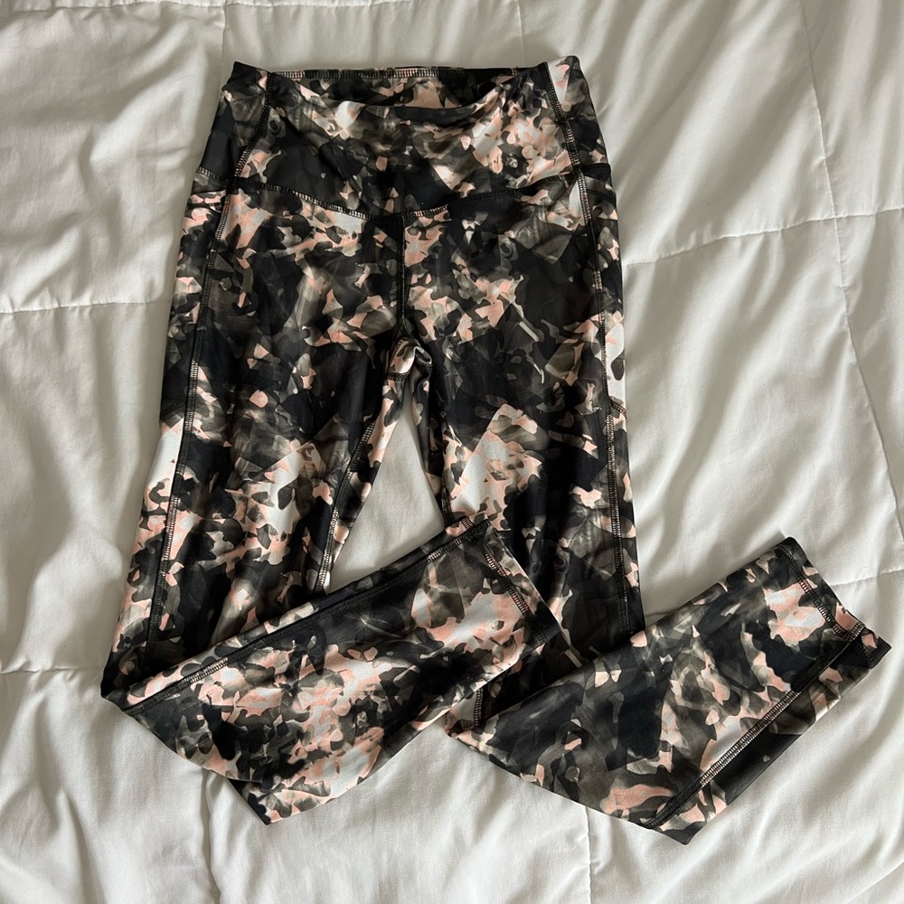 CAMO LEGGINGS (size: women’s small)